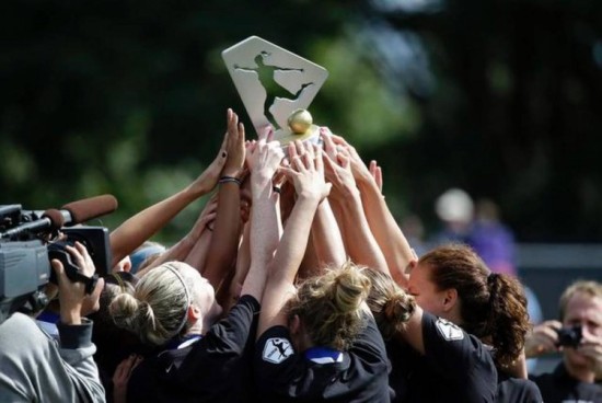 FC Kansas City players hoist the NWSL championship trophy after beating the Seattle Reign 2-1 on Aug. 31, 2014. (Elaine Thompson/AP)